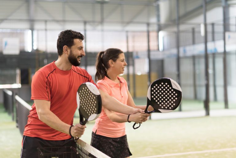 Photo illustration article Le padel, un sport à découvrir en famille