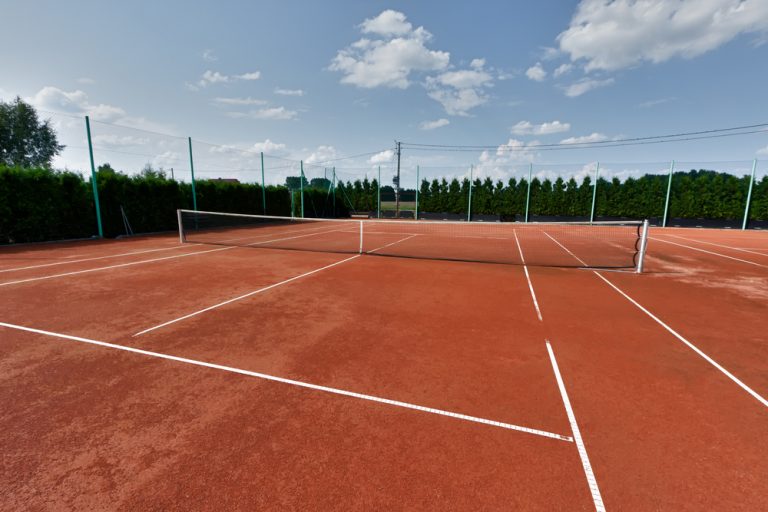 Photo illustration article L&#8217;importance d&#8217;un kit de couverture pour un terrain de tennis